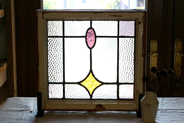 ポコポコしたガラスに淡い色のガラスが可愛いステンドグラス　イギリスアンティーク(住宅窓)48.5cm×45.5cm