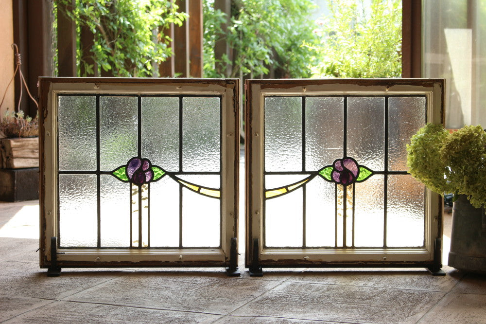 紫の濃淡が美しい小さい花のステンドグラス イギリスアンティーク(住宅窓) 57.2cm×54.5cm