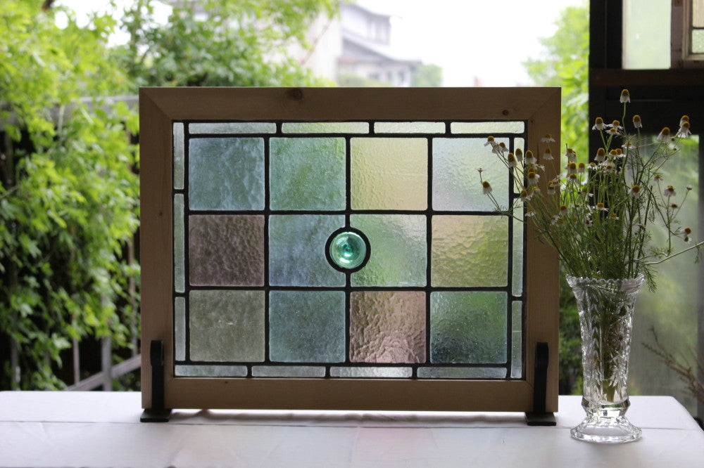 格子柄にパステルカラーのガラスのステンドグラス　イギリスアンティーク(住宅窓)　56cm×43.5cm
