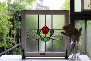 赤い丸いバラに緑の葉のステンドグラス　イギリスアンティーク(住宅窓)　52cm×50.5cm