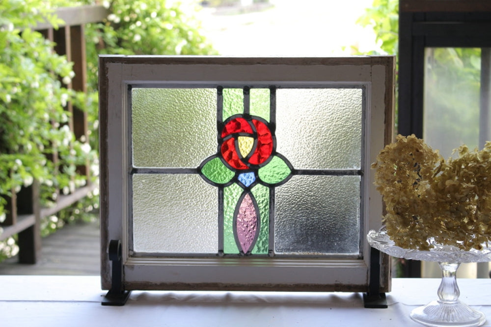 カラフルなガラスに赤いバラのステンドグラス　イギリスアンティーク(住宅窓)　49cm×40cm