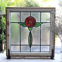 赤いバラに緑の葉のステンドグラス　イギリスのアンティーク（住宅窓）51cm×53cm