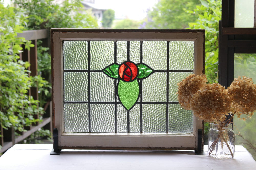 赤いバラに緑の葉のステンドグラス　イギリスアンティーク(住宅窓)　60.5cm×49cm