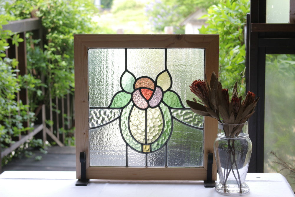 淡い色合いのバラのステンドグラス　イギリスアンティーク(住宅窓)　47cm×48cm