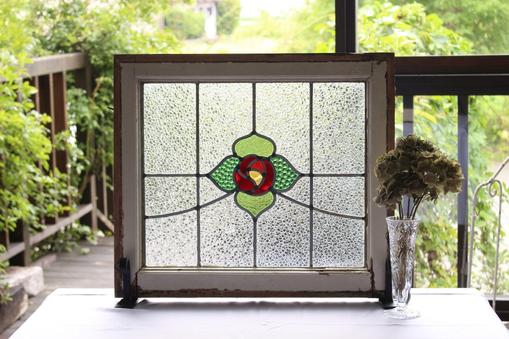 緑の葉に囲まれた赤いバラのステンドグラス　イギリスアンティーク(住宅窓)　61cm×54cm