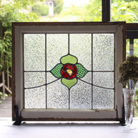 緑の葉に囲まれた赤いバラのステンドグラス　イギリスアンティーク(住宅窓)　61cm×54cm