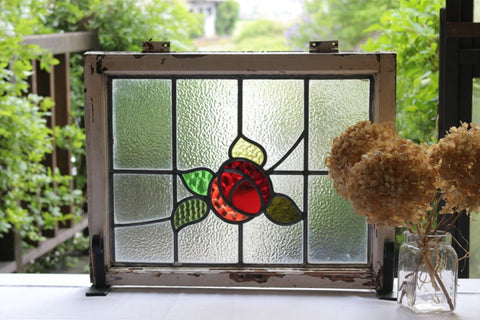 ぽこぽこした赤いバラのステンドグラス　イギリスアンティーク(住宅窓)　55.5cm×43cm