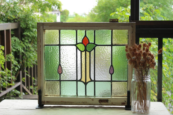 カラフルなガラスが使われた赤い蕾のステンドグラス イギリスアンティーク(住宅窓) 55cm×47.5cm – チェルシーオールド