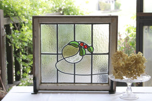 赤い実と緑の葉のステンドグラス　イギリスアンティーク(住宅窓)　54cm×49.5cm