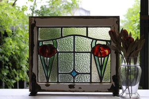 二つの赤い花のステンドグラス　イギリスアンティーク(住宅窓)　50.5cm×43cm
