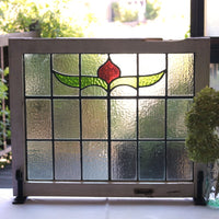 赤いつぼみとパステルカラーのガラスのステンドグラス　イギリスアンティーク(住宅窓)　64.5cm×53cm