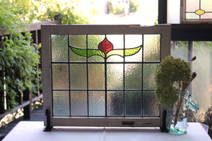 赤いつぼみとパステルカラーのガラスのステンドグラス　イギリスアンティーク(住宅窓)　64.5cm×53cm