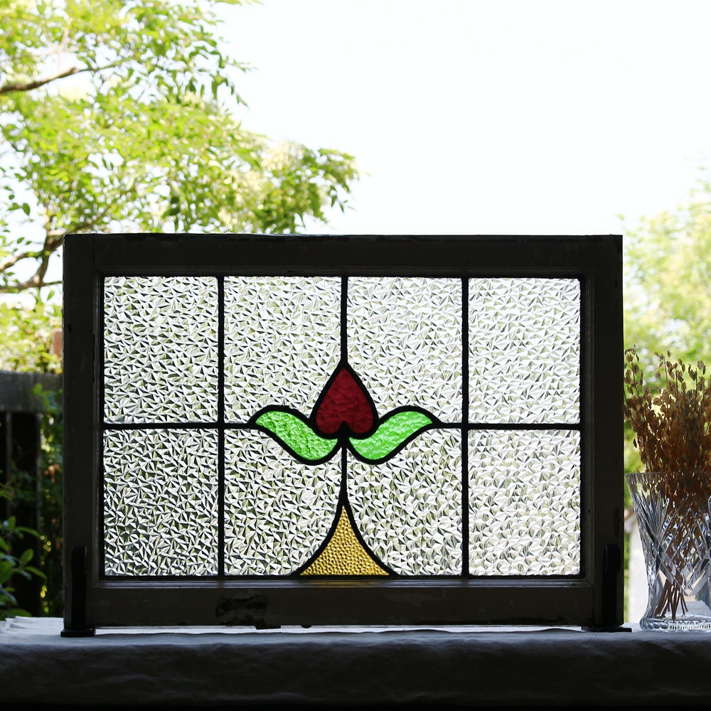 格子模様と赤い花のステンドグラス　イギリスアンティーク　65.5cm×46cm