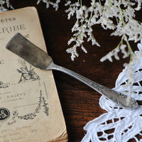 小ぶりなサイズ感のサービングスプーン（15cm）　イギリスアンティークカトラリー（銀器）