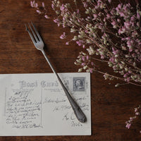 装飾的なデザインのピクルスフォーク（18.5cm）　イギリスアンティークカトラリー（銀器）