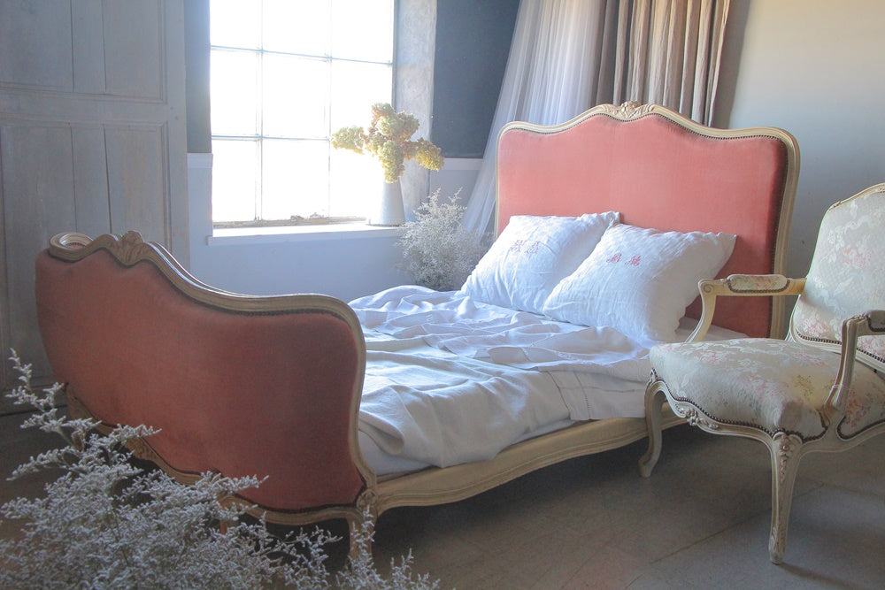 ピンクのベルベット生地のコルベールベッド（ダブルサイズ）　フランスアンティーク家具