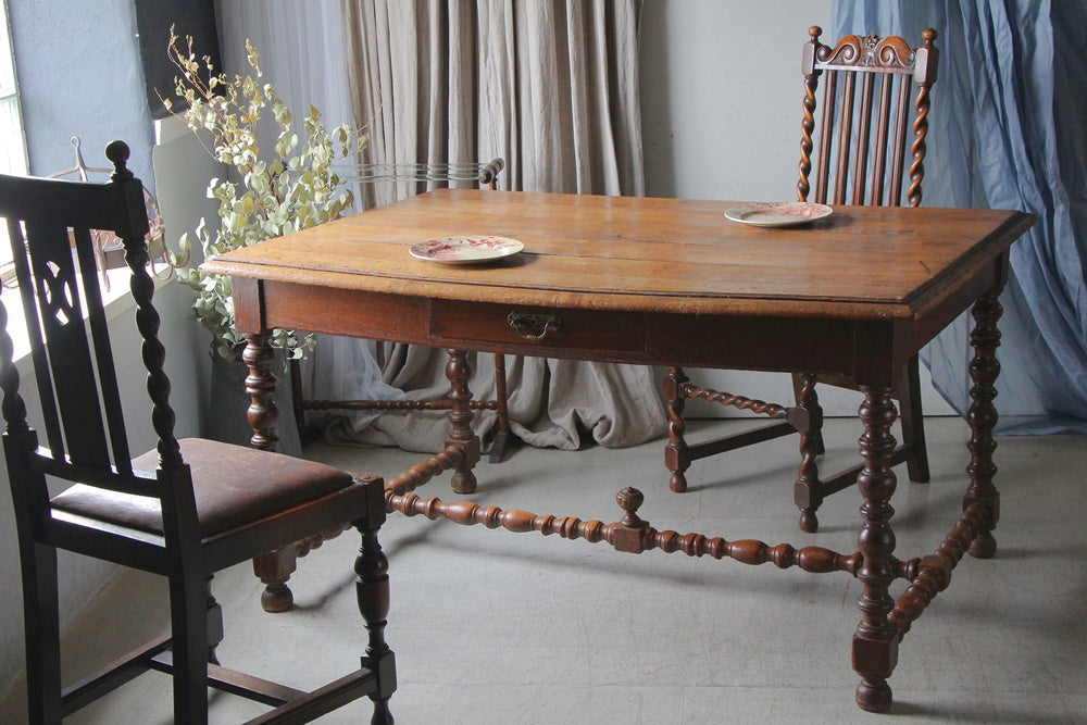 木肌の綺麗なオーク材ボビンレッグダイニングテーブル（横幅140cm)　フランスアンティーク家具