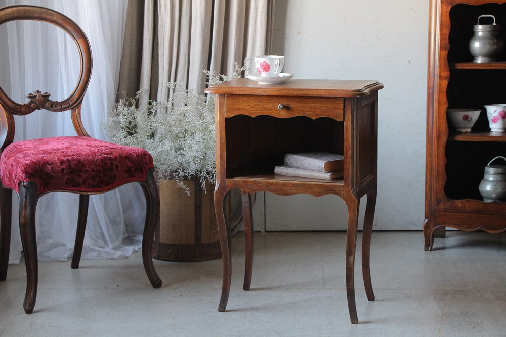華奢な足が美しいオーク材ベッドサイド（シュベ）　フランスアンティーク家具