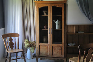 人気の剥離仕上げの小ぶりなブックケース（高さ166cm）　フランスアンティーク家具