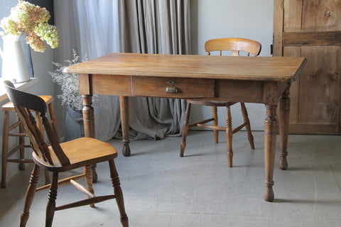 シンプルなフルーツウッド材ダイニングテーブル（横幅142.5cm)　フランスアンティーク家具
