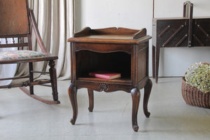 ２点あり！1930年代オーク材小さなベッドサイドテーブル（高さ63cm）　フランスアンティーク家具