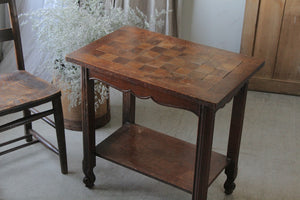 チェッカー模様のサイドテーブル（高さ66.5cm）　フランスアンティーク家具
