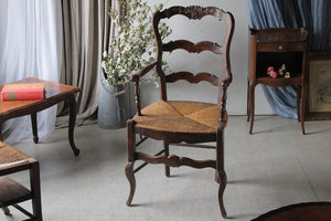 座り心地の良いストロー座面のアームチェア（高さ101cm）　フランスアンティーク家具