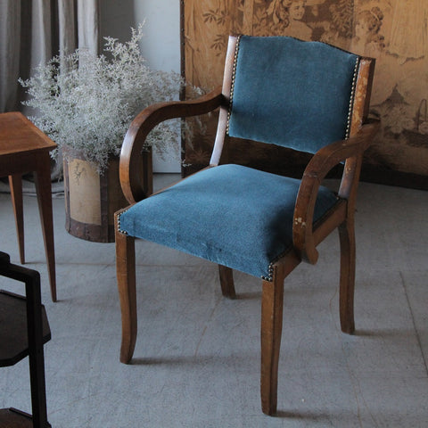 ブルーのベルベット生地が素敵！小ぶりなアームチェア（横幅55cm）　フランスアンティーク家具