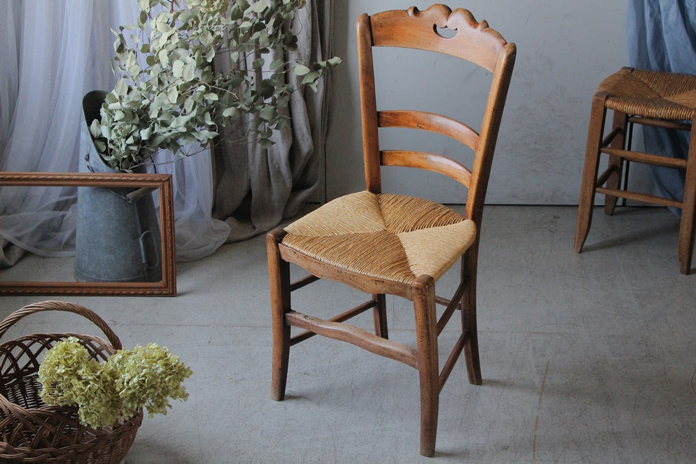 軽くて移動が楽なストロー座面の椅子（高さ85cm）　フランスアンティーク家具