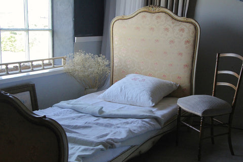 1930年代美しい花模様が素敵なシングルベッド　フランスアンティーク家具