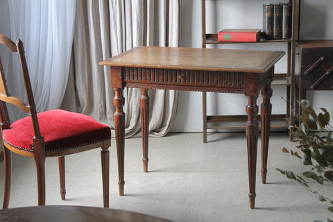 1900年代オーク材美しいデザインのデスク（横幅82cm）　フランスアンティーク家具