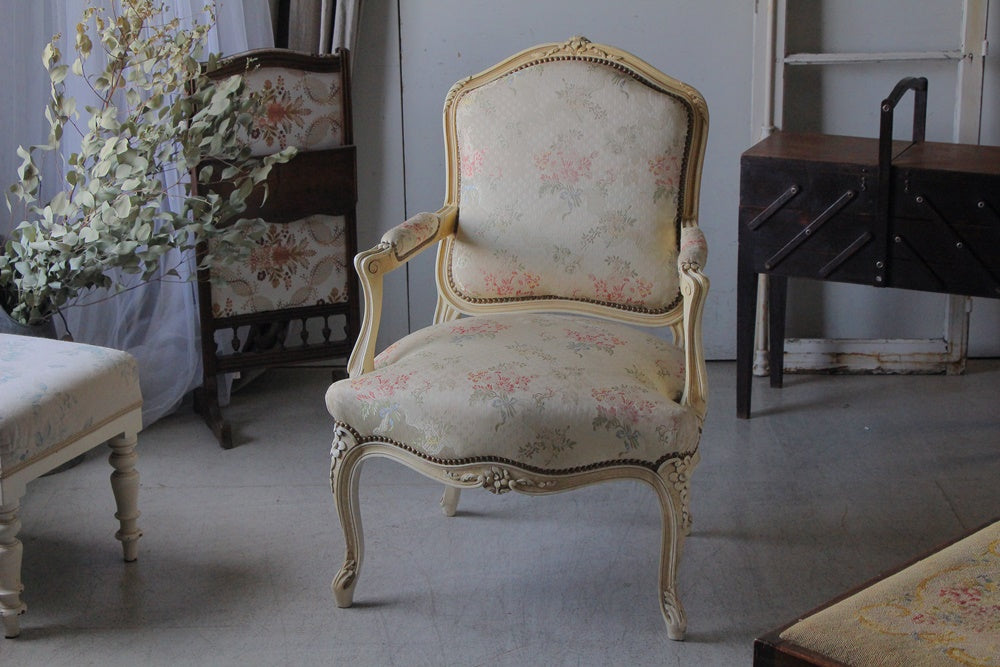 美しい織り生地が魅力の白ペイントアームチェア（横幅66cm）　フランスアンティーク家具