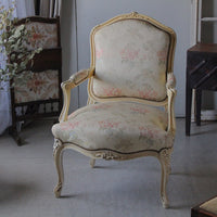 美しい織り生地が魅力の白ペイントアームチェア（横幅66cm）　フランスアンティーク家具