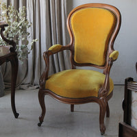 曲線が美しいベルベット生地のアームチェア（横幅61cm）　フランスアンティーク家具