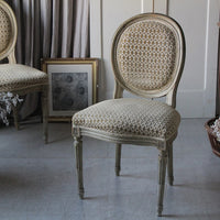 ２脚あり！優しい印象の白ペイントチェア（椅子）高さ88cm　フランスアンティーク家具