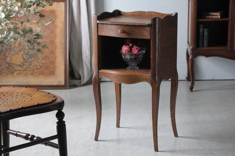 華奢で小さなシュベ（ベッドサイドテーブル）横幅38.5cm　フランスアンティーク家具
