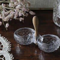 木製のハンドルが可愛いソルト＆ペッパー入れ（横幅14cm）　フランスアンティークガラス雑貨　