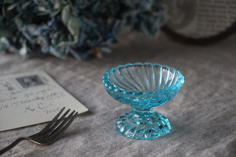 レアなディネット用ブルーの小さなコンポティエ（高さ4cm）　フランスアンティークガラス雑貨