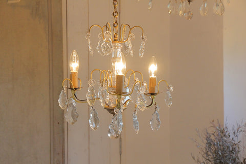 花のような印象の３灯シャンデリア（高さ38cm）　フランスアンティーク照明