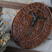 バラの彫り模様が美しいキリストのレリーフ（31x42cm）　フランスアンティークインテリア雑貨