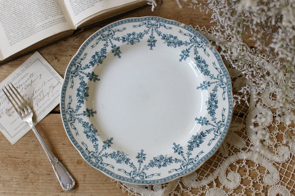 エミールブルジョワ窯ブルーリボンのガーランド模様平皿（直径25.5cm）　フランスアンティーク食器