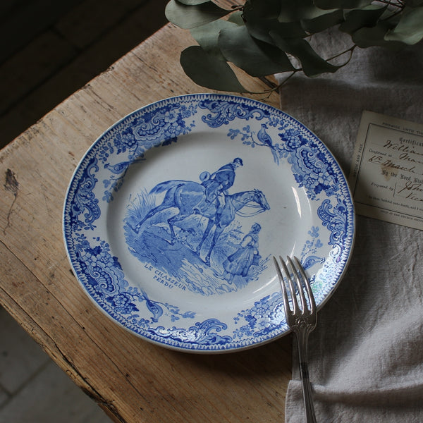 クレイユモントロー窯ブルーのトーキングプレート（直径20.5cm）馬 