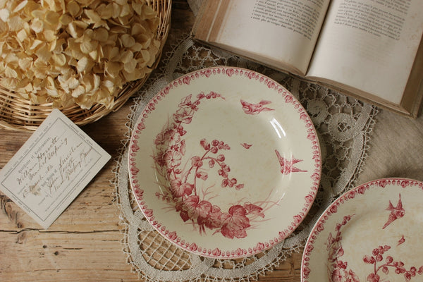 ジアン窯木立に飛ぶ鳥が描かれた平皿（直径23cm）　フランスアンティーク食器
