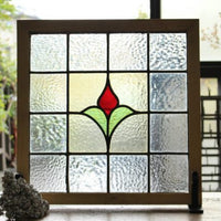 可愛らしい赤いつぼみのステンドグラス　イギリスアンティーク(住宅窓) 　50㎝×50.5㎝