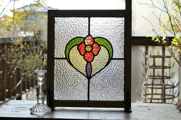 ハートに赤いお花が可愛らしいステンドグラス イギリスアンティーク(住宅窓) 42.5cm×49.5cm