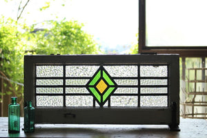 イギリスアンティーク(住宅窓)　キラキラと輝く緑と黄色のダイヤ横長のステンドグラス