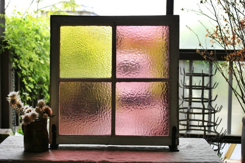 ポップで可愛いピンクと黄色の４分割になったステンドグラス イギリスアンティーク(住宅窓) 55cm×55.5cm