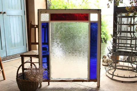 花ガラスに赤と青のガラスが鮮やかなヴィクトリアンステンドグラス脚付き　イギリスアンティーク（住宅窓）81cmx103cm