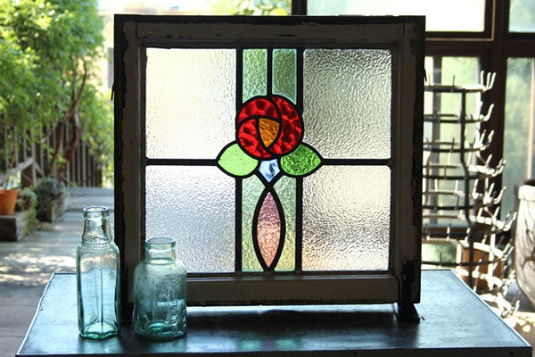 ぽこぽこした花びらとカラフルな色使いのバラのステンドグラス