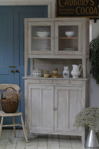 キッチンを素敵にしてくれるグレーペイントのカップボード　フランスアンティーク家具